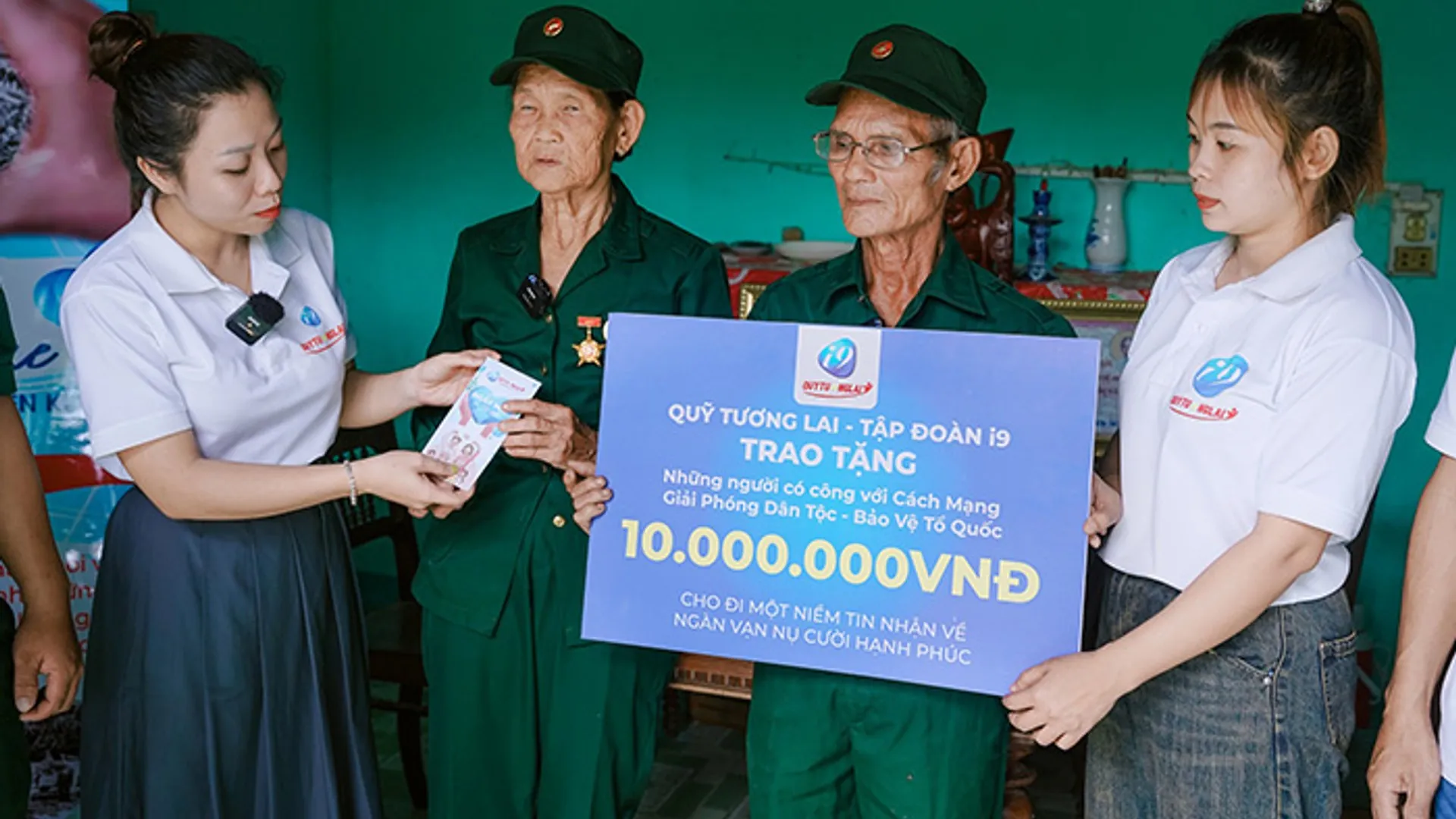 Hình ảnh hỗ trợ khách hàng và giải đáp thắc mắc tại mu9